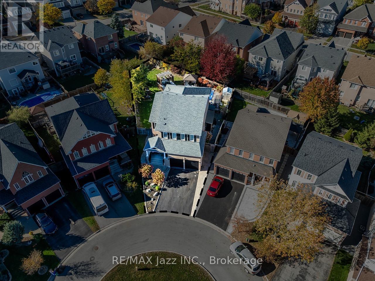1296 Ravencliffe Court, Oshawa, ON photo 2