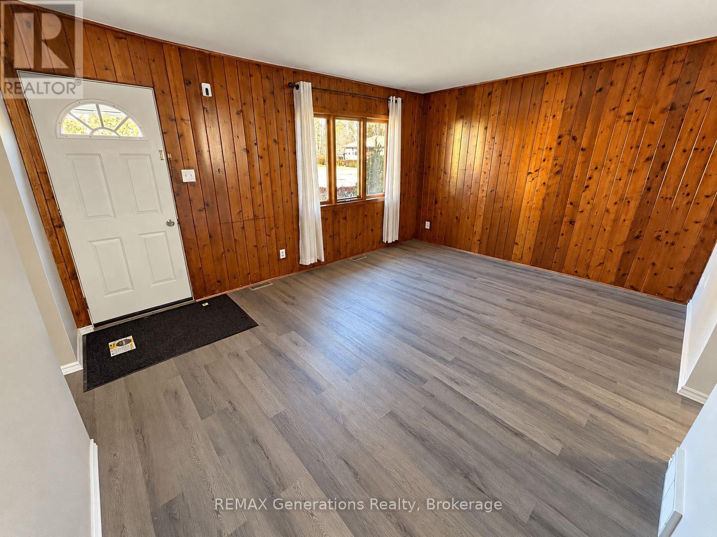490 Lanark photo 2