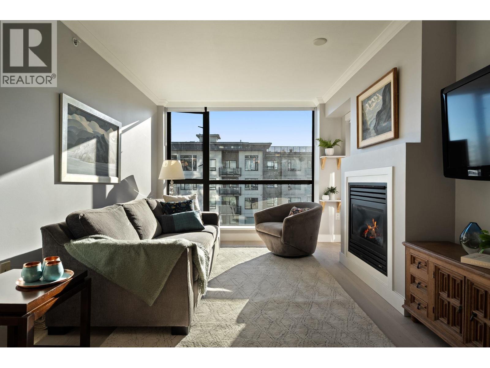 504 124 W 1ST STREET, North Vancouver - Image 1