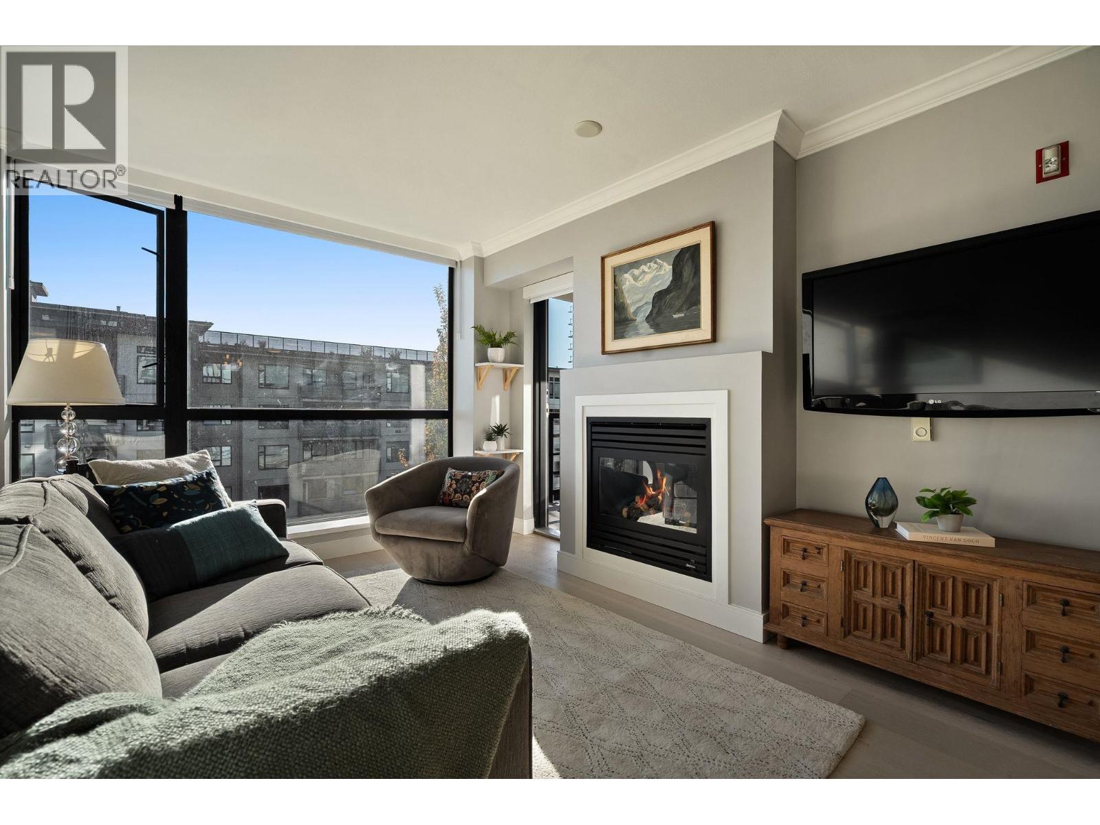 504 124 W 1ST STREET, North Vancouver - Image 1