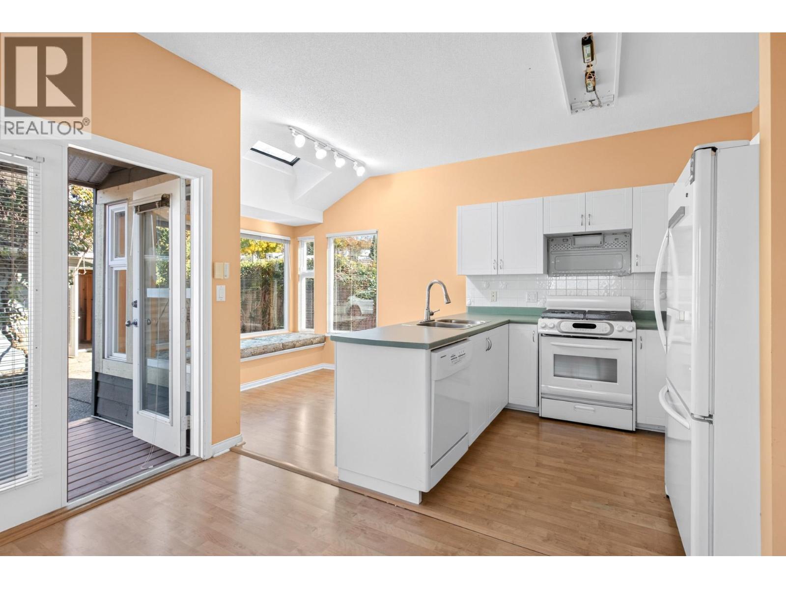 111 FOUNDRY ROW, New Westminster - Image 1