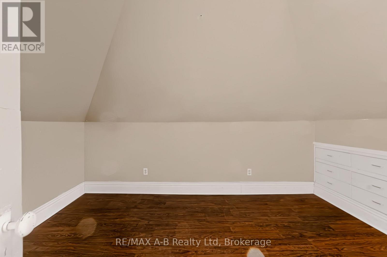 176 STERLING STREET - 23