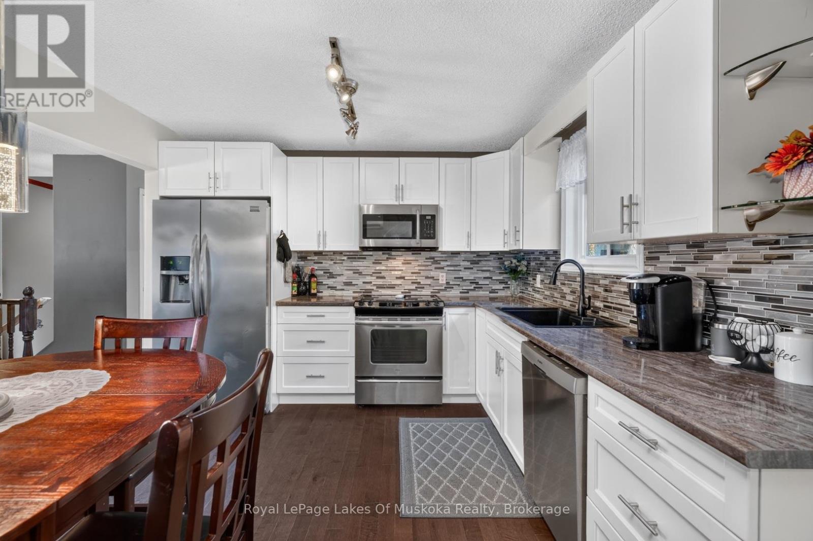 9 SHAW CRESCENT - 9