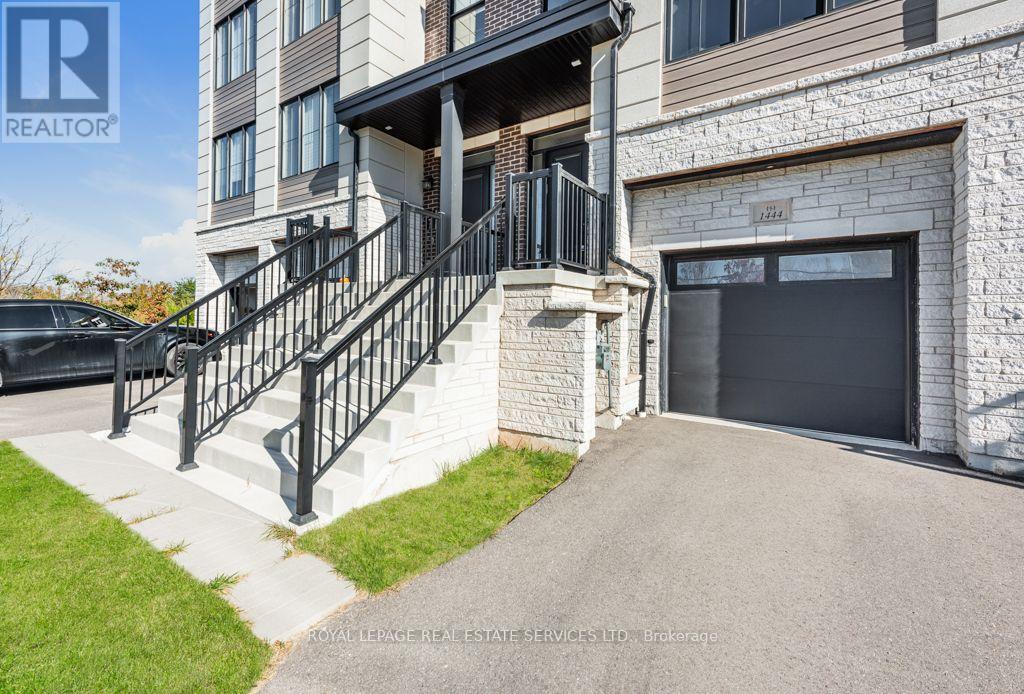 1444 Yellow Rose Circle, Oakville, ON photo 3