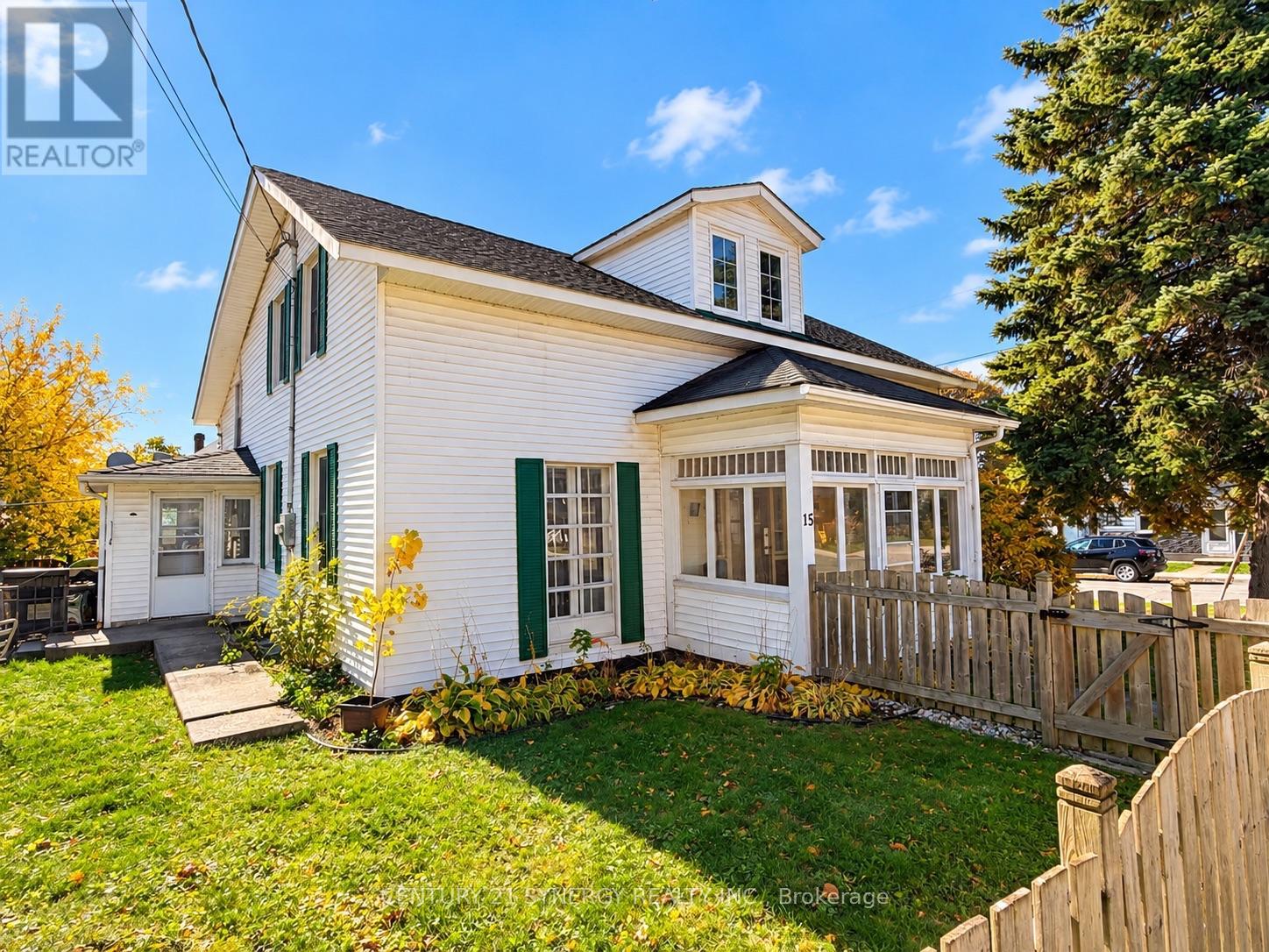 15 Strathcona photo 3