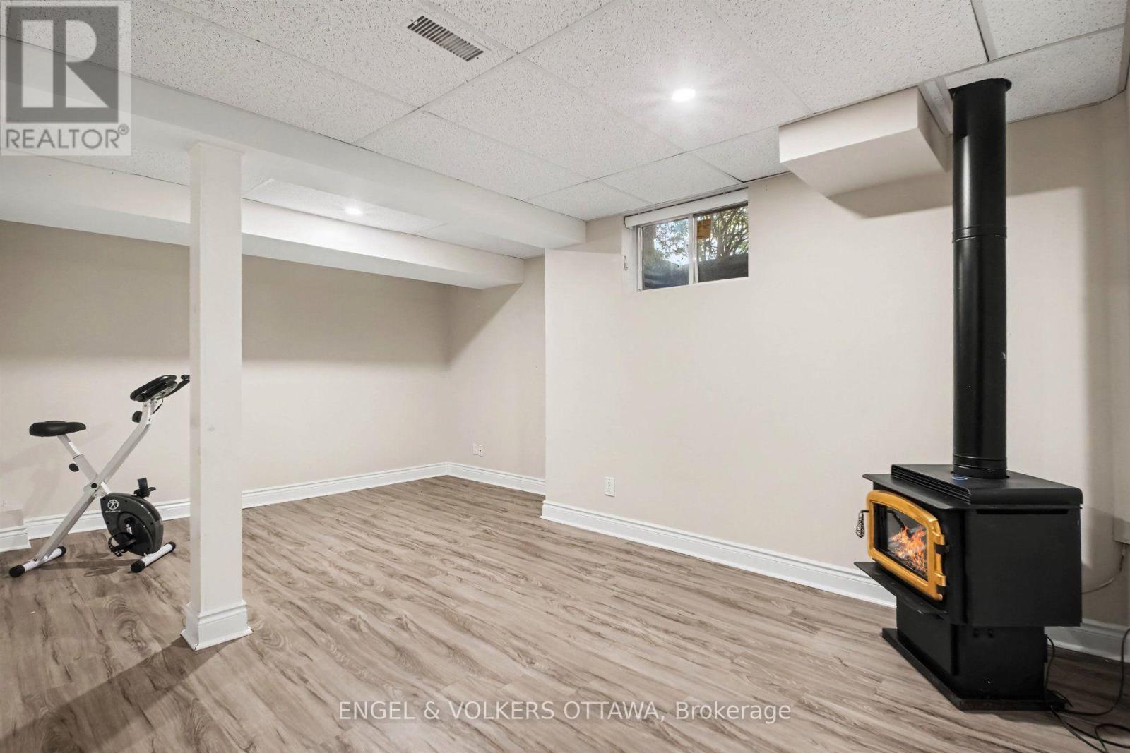 Commercial Properties for Sale in Ottawa – 29 WOODBURY CRESCENT – By Peter Sagos - Image 24
