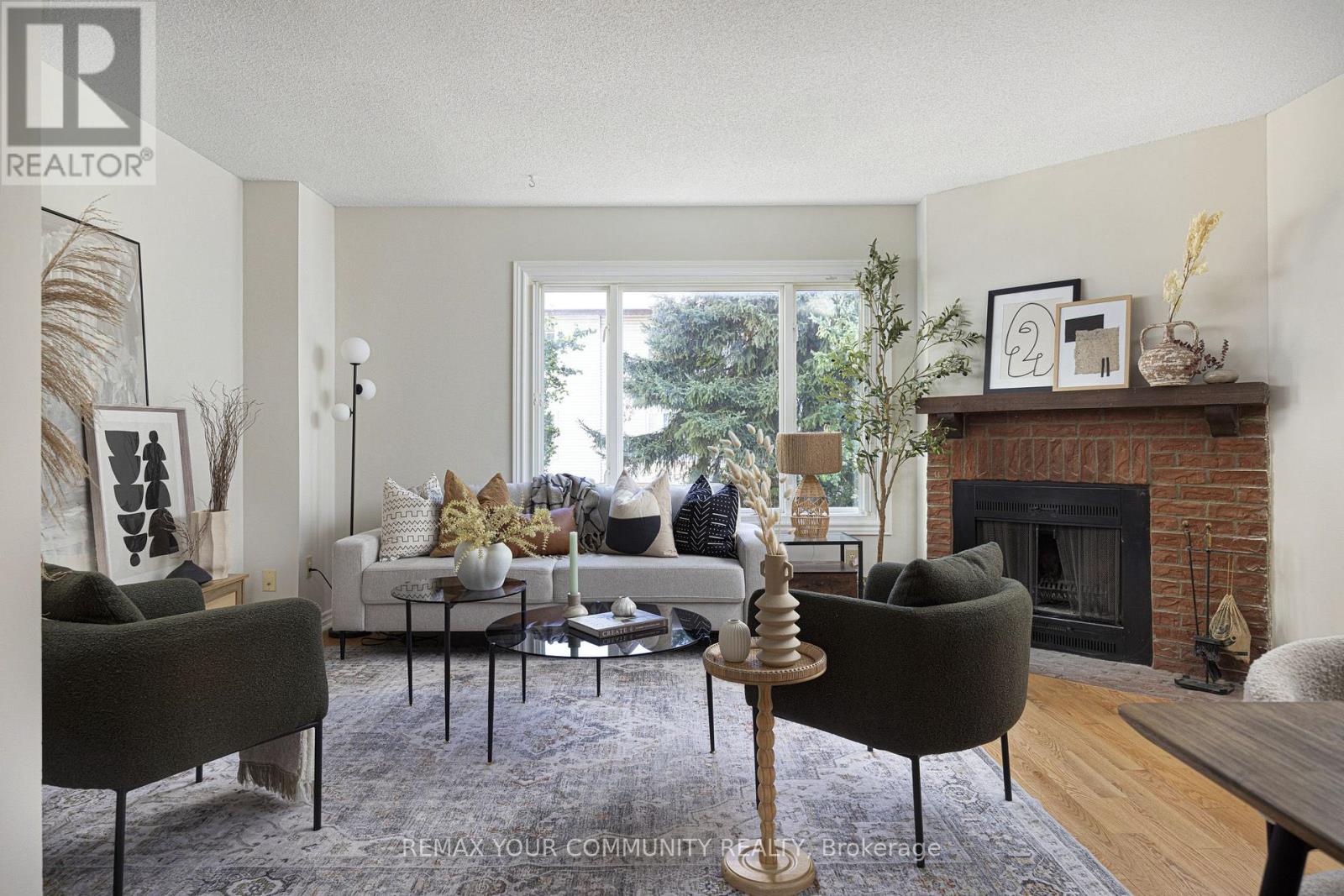 17 Portneuf Court, Toronto, ON photo 2