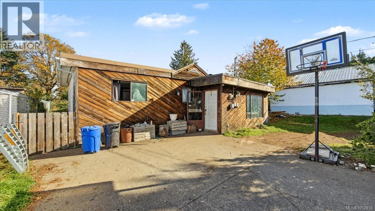 651 Dogwood St, Campbell River
