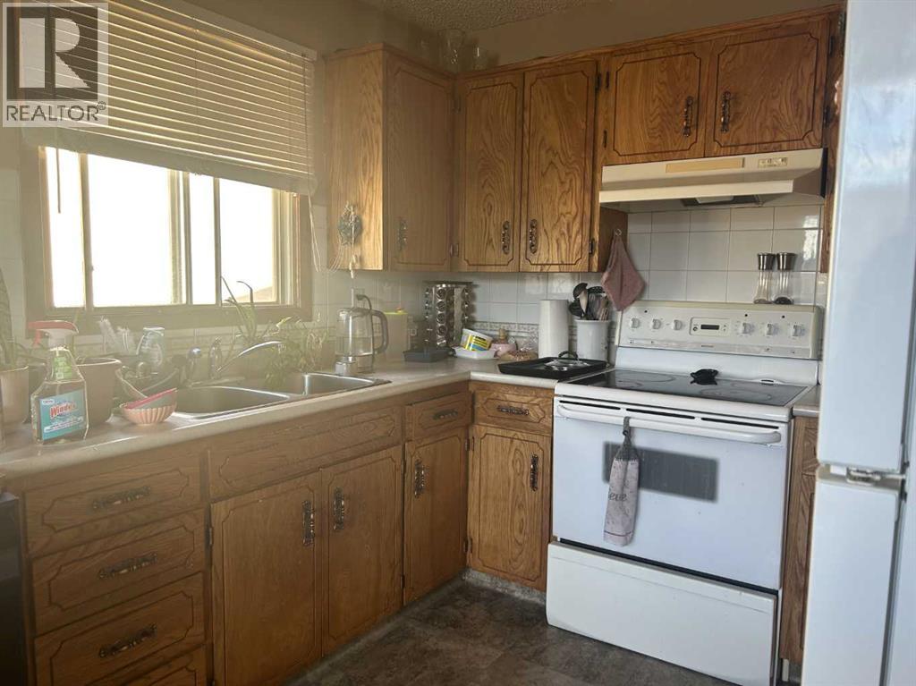 228 & 232 Ross Glen Drive SE, Medicine Hat — photo 3
