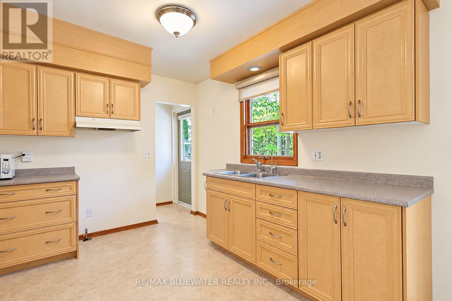 10138 Edmonds photo 3