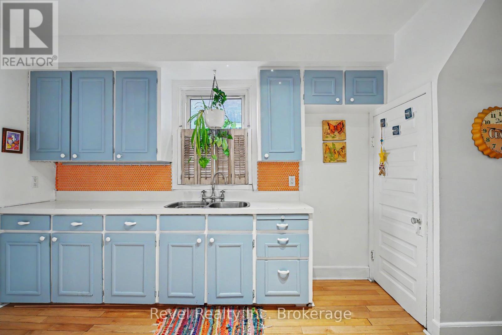 220 FIRST AVENUE E - 14