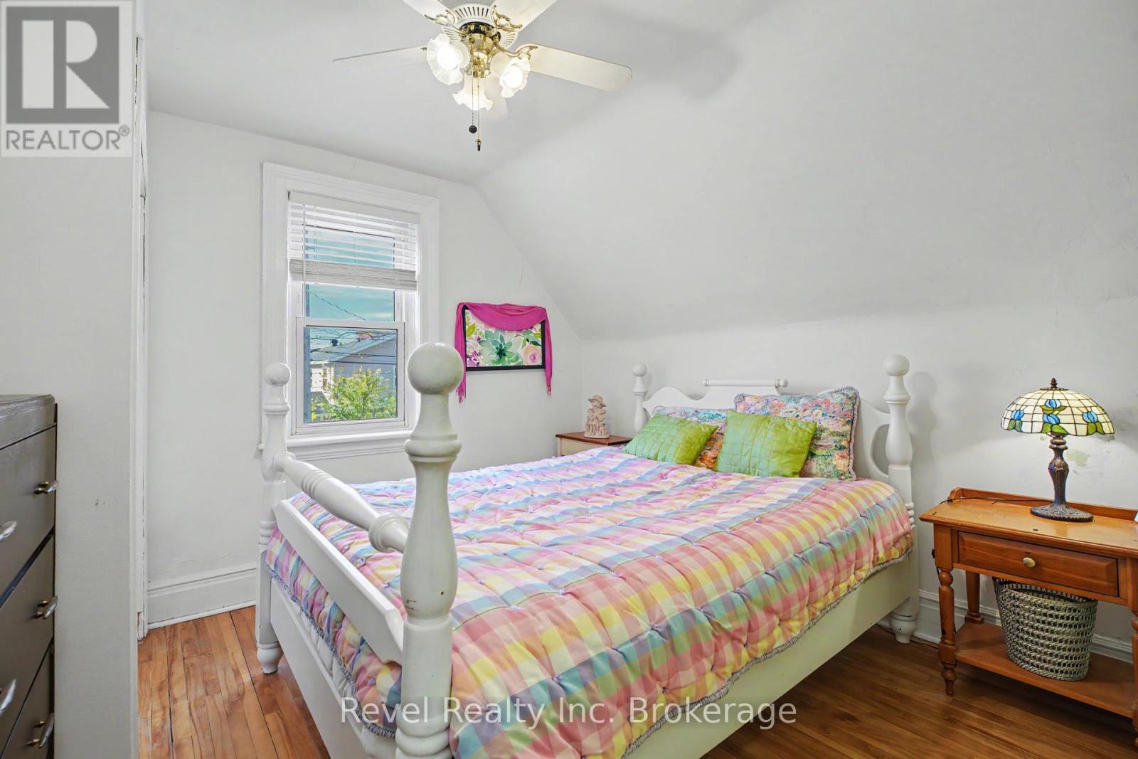 220 FIRST AVENUE E - 23