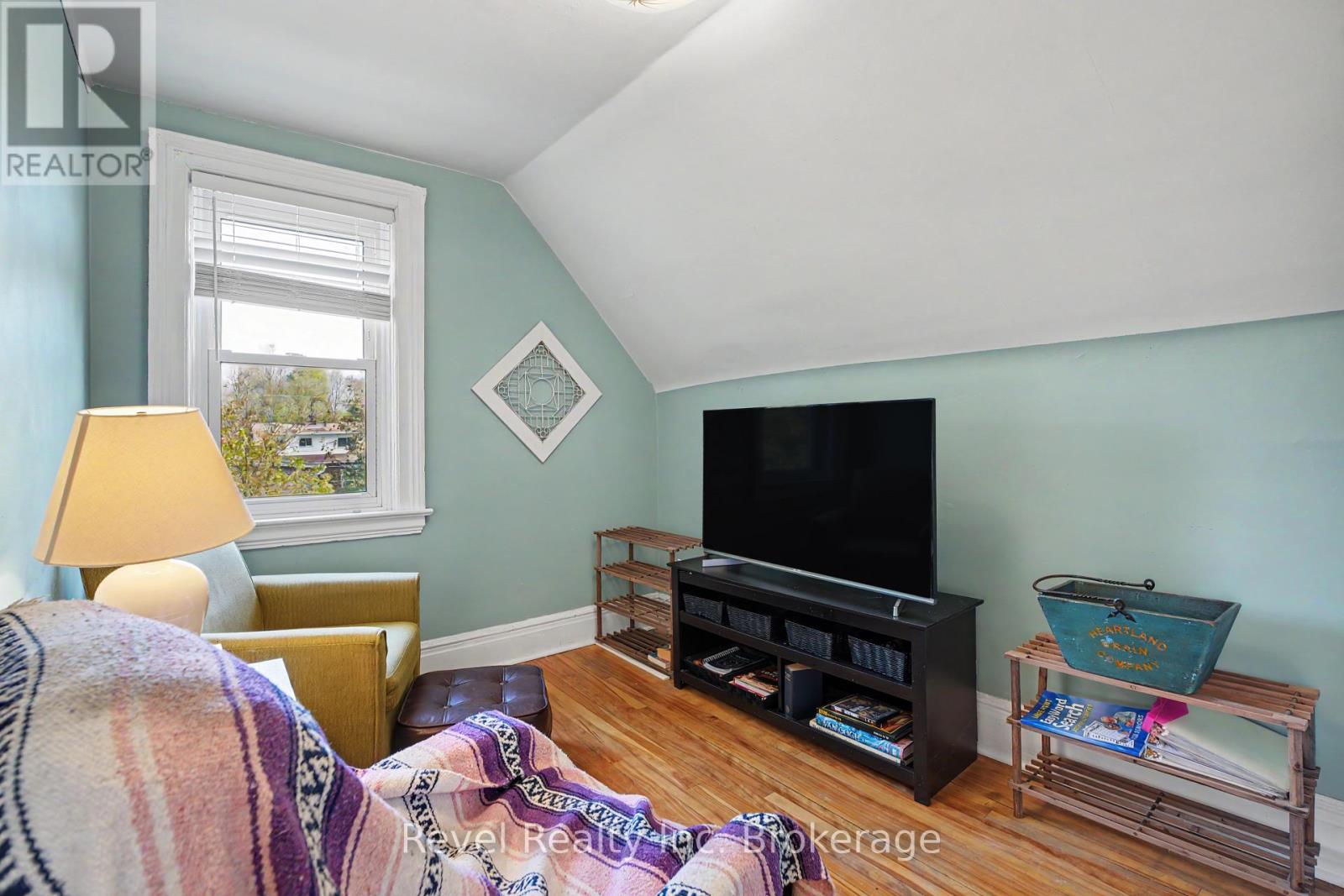 220 FIRST AVENUE E - 25