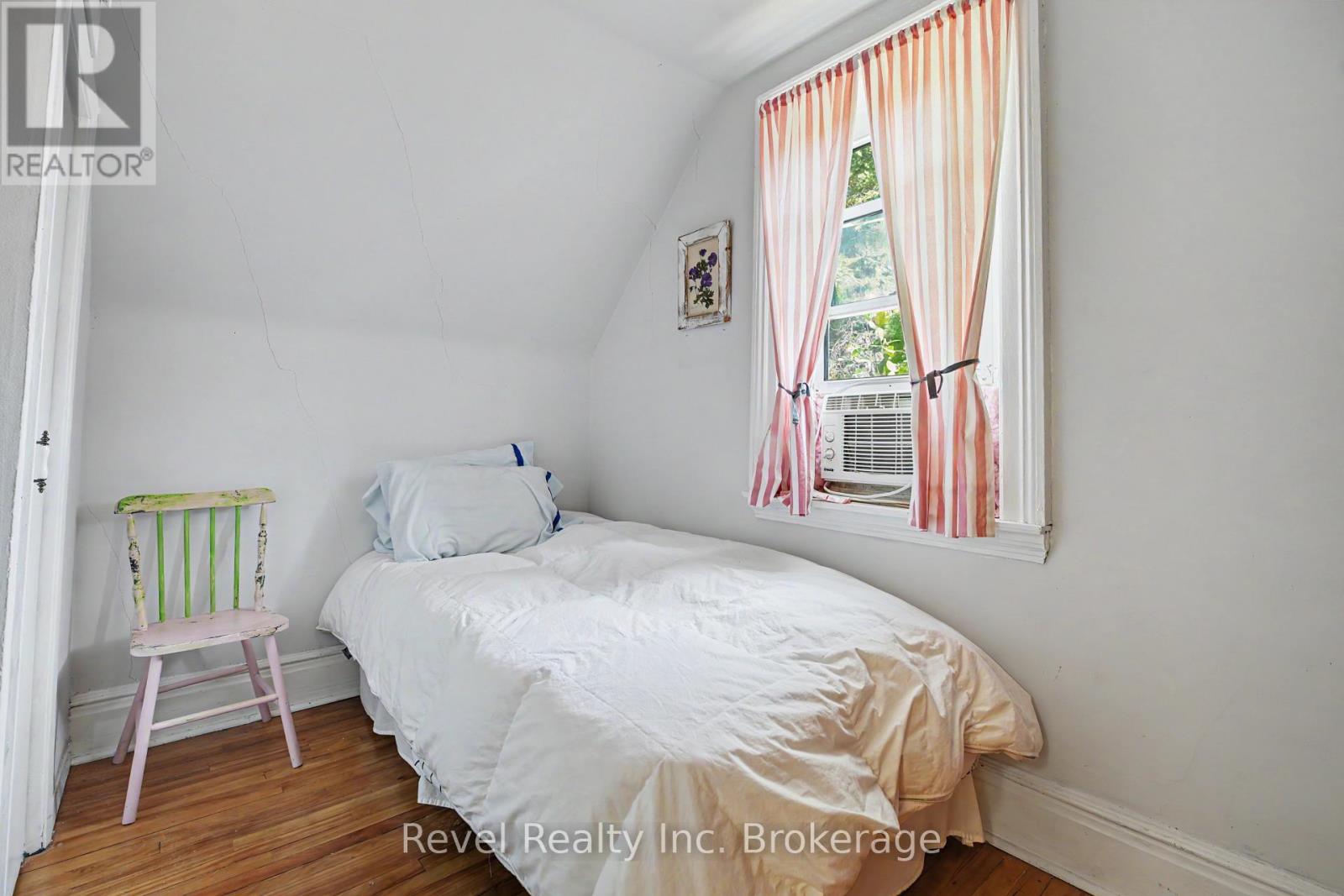 220 FIRST AVENUE E - 27