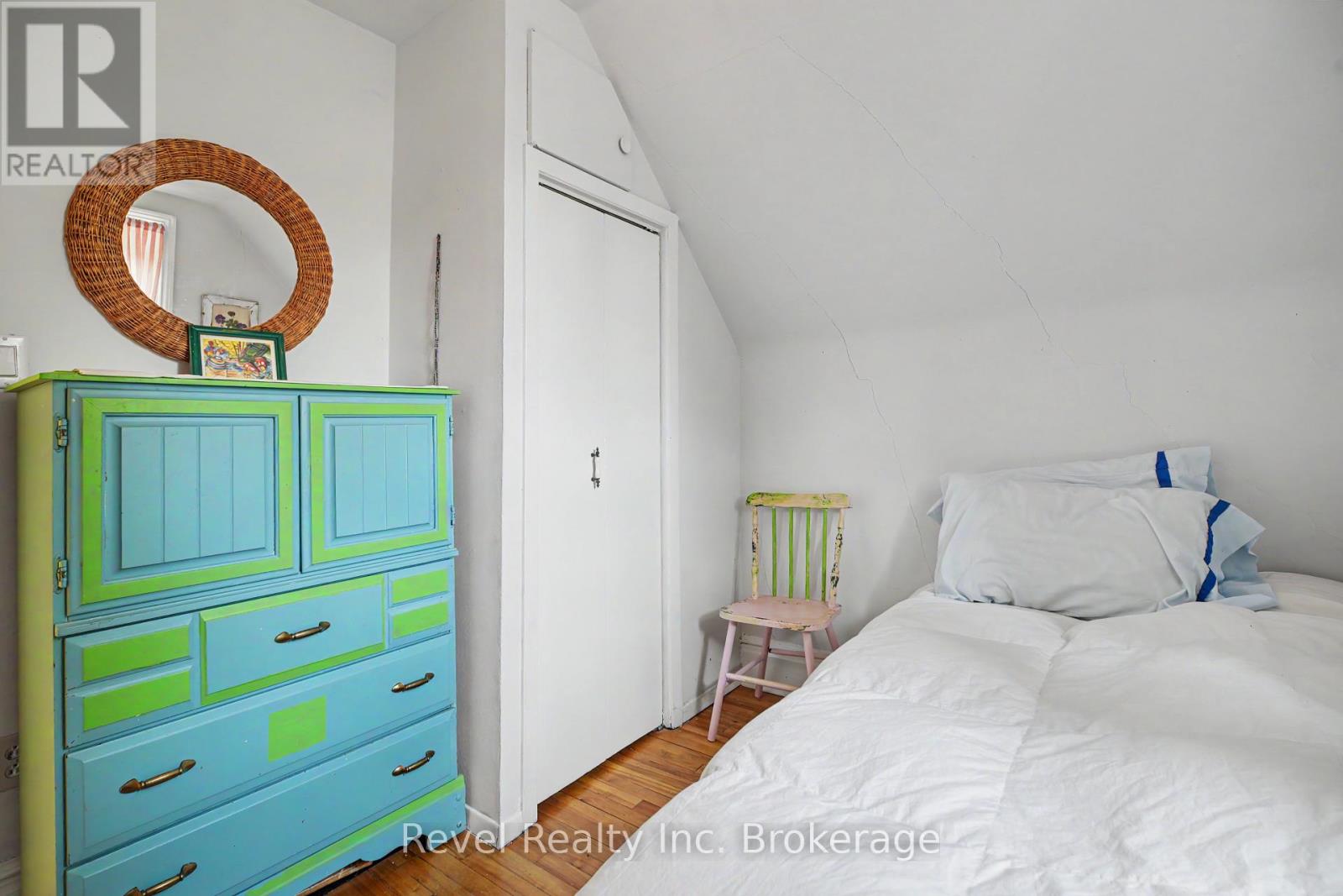 220 FIRST AVENUE E - 28