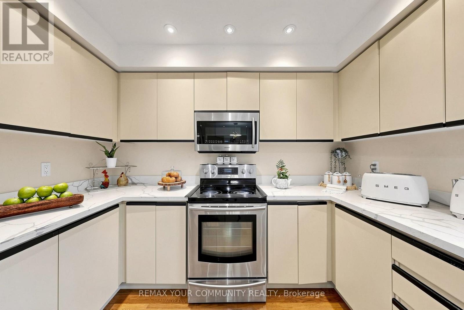 6 Bombay Court, Richmond Hill, ON photo 10