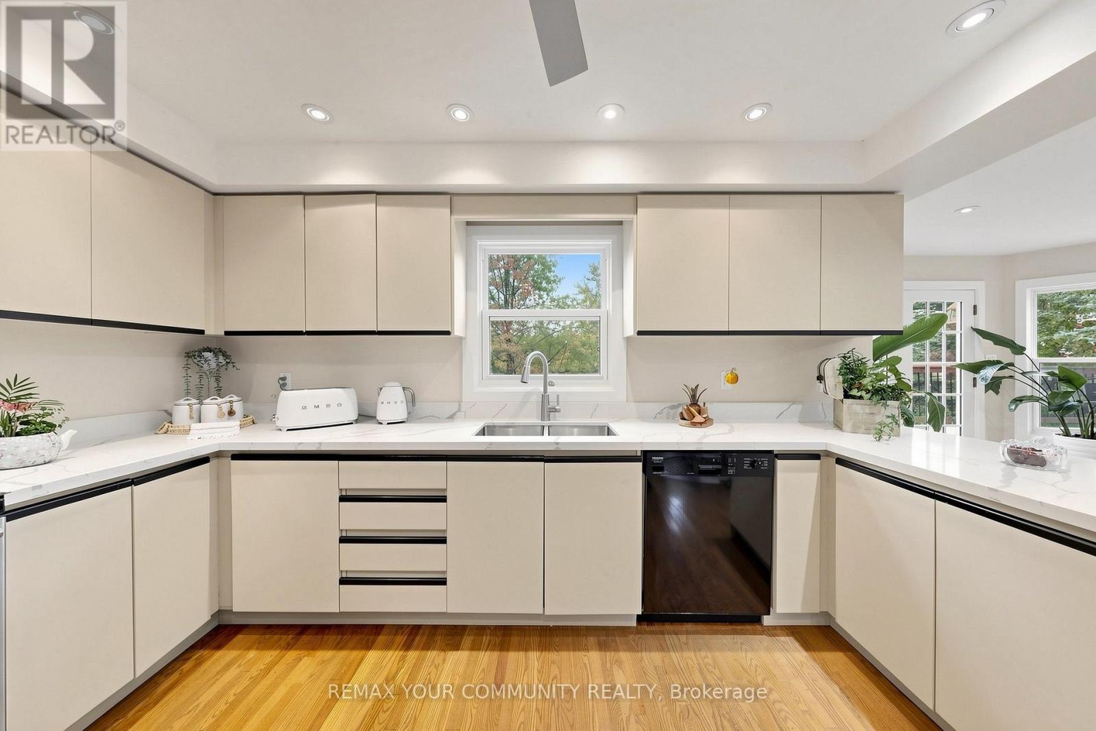 6 Bombay Court, Richmond Hill, ON photo 11