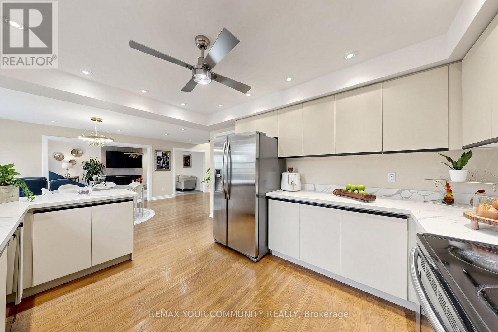 6 Bombay Court, Richmond Hill, ON photo 12