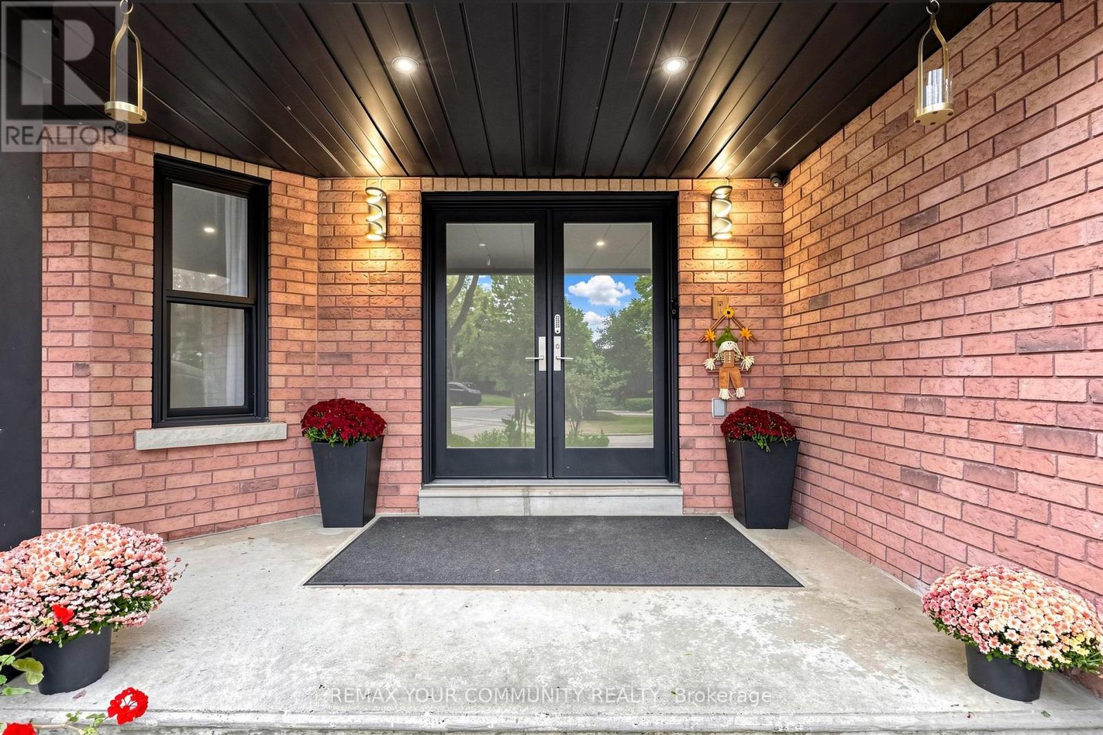 6 Bombay Court, Richmond Hill, ON photo 2