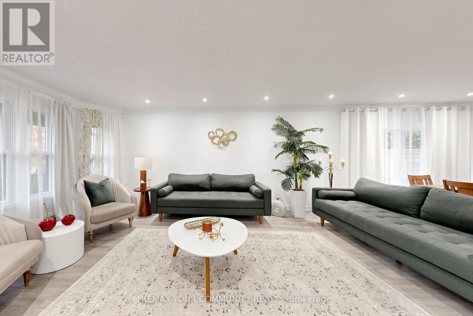 6 Bombay Court, Richmond Hill, ON photo 4