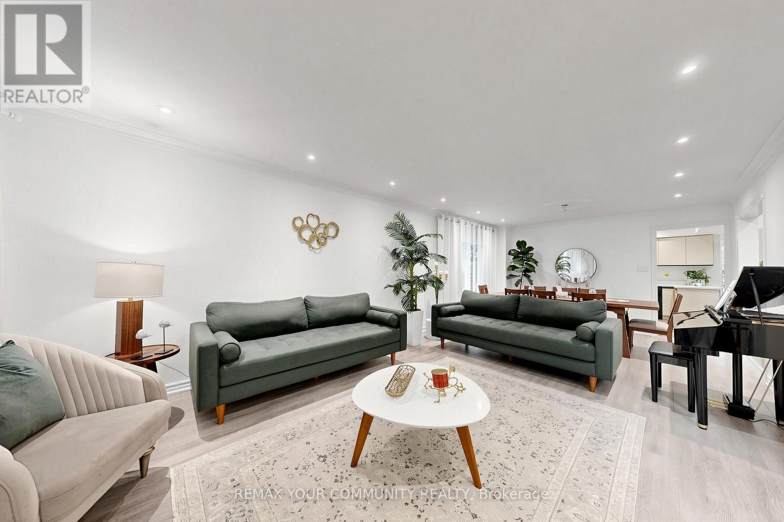 6 Bombay Court, Richmond Hill, ON photo 5