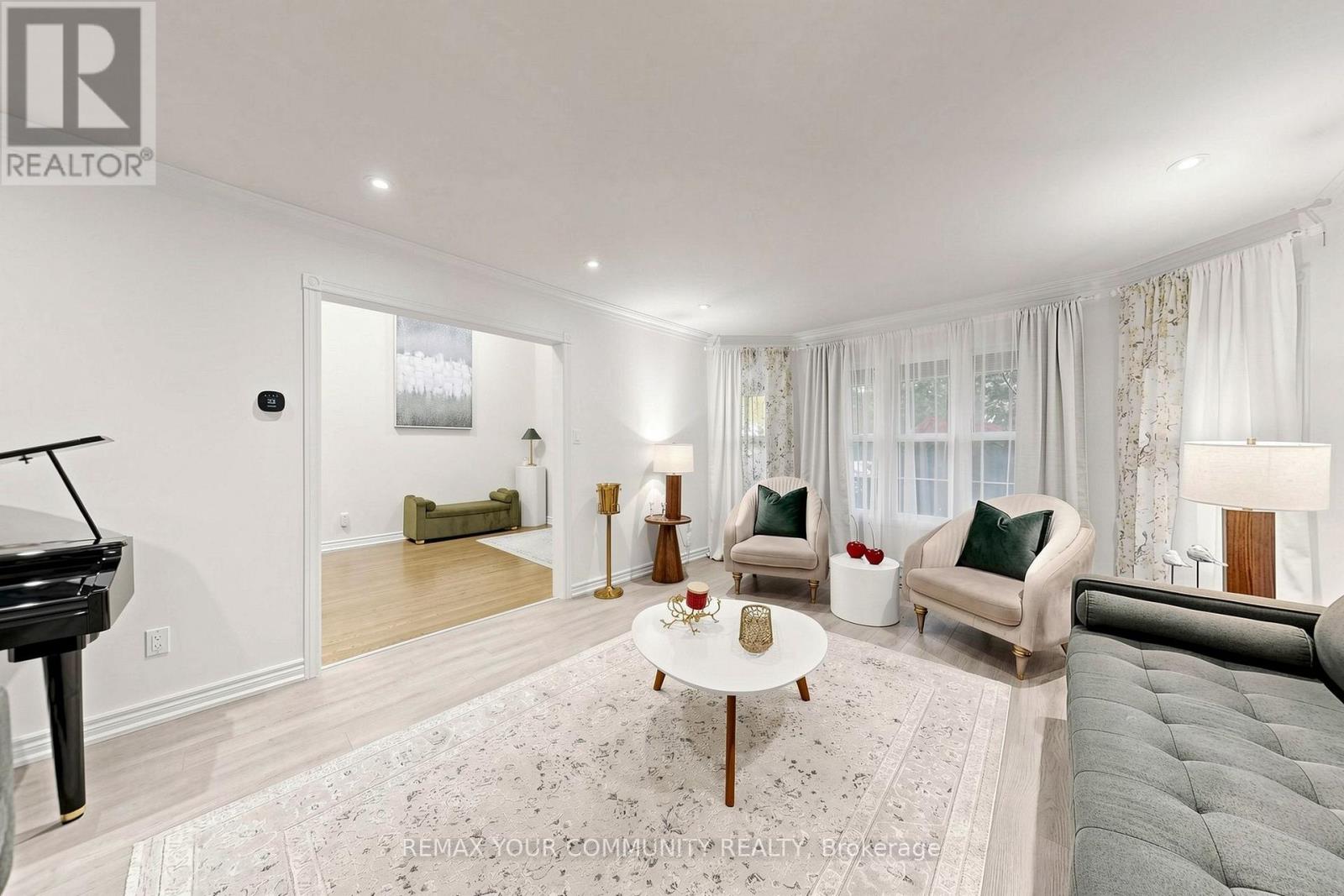 6 Bombay Court, Richmond Hill, ON photo 6
