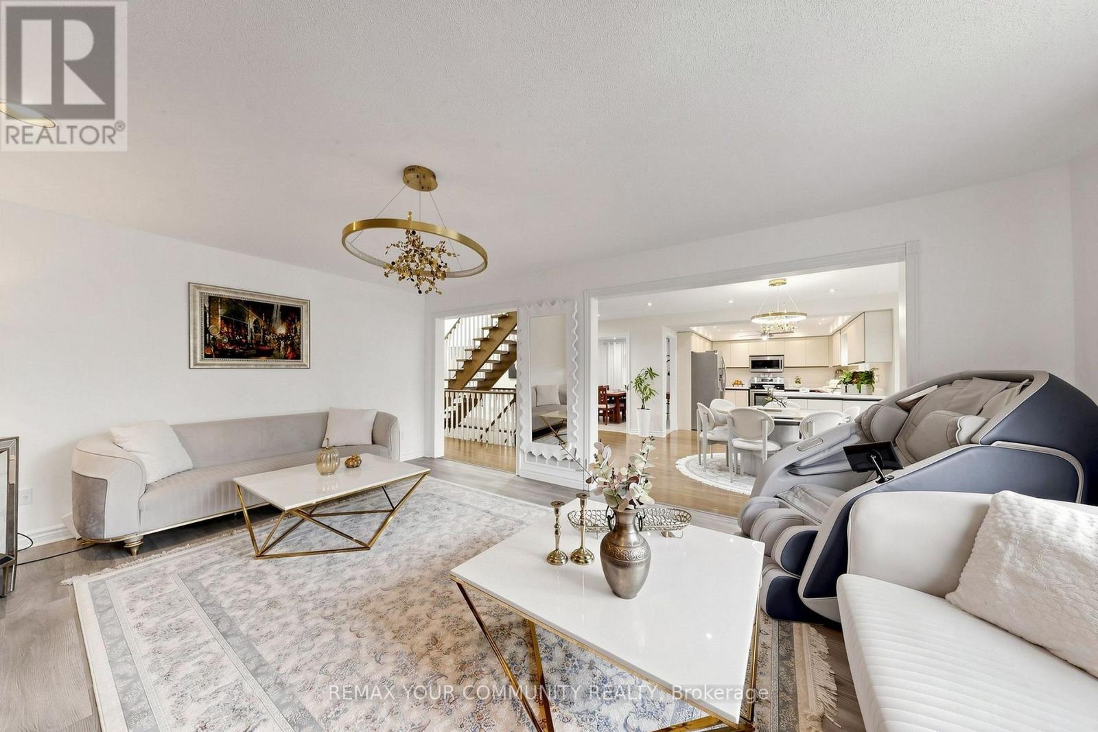6 Bombay Court, Richmond Hill, ON photo 8
