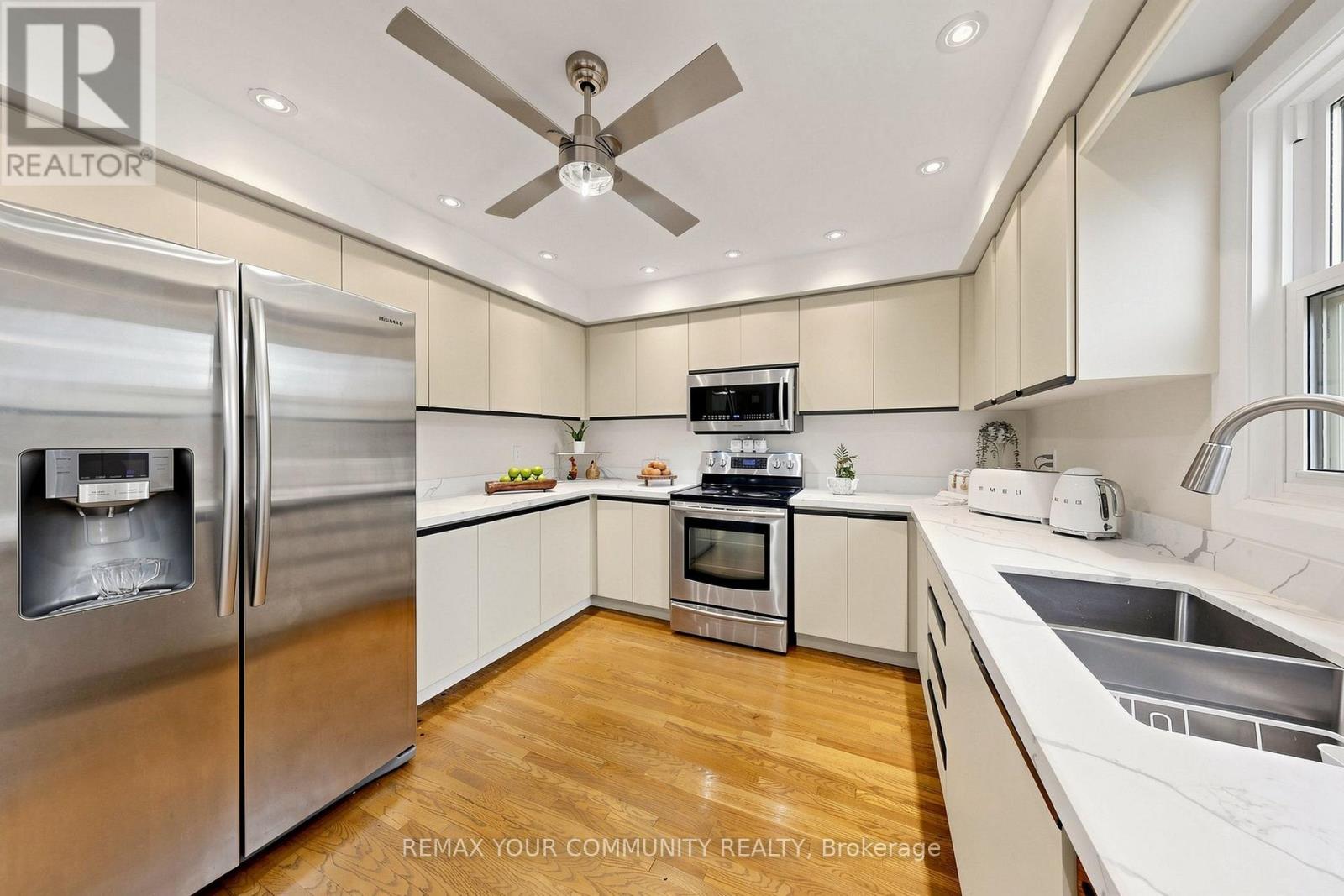 6 Bombay Court, Richmond Hill, ON photo 9