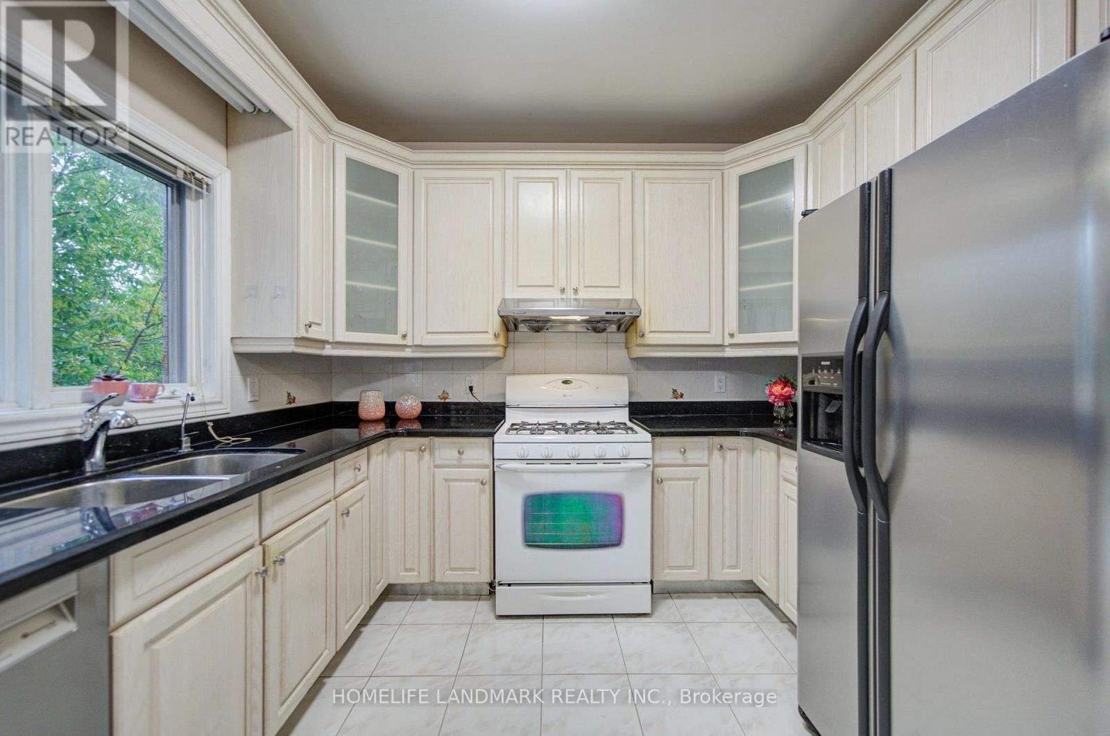 182 FINCH AVENUE E - 16