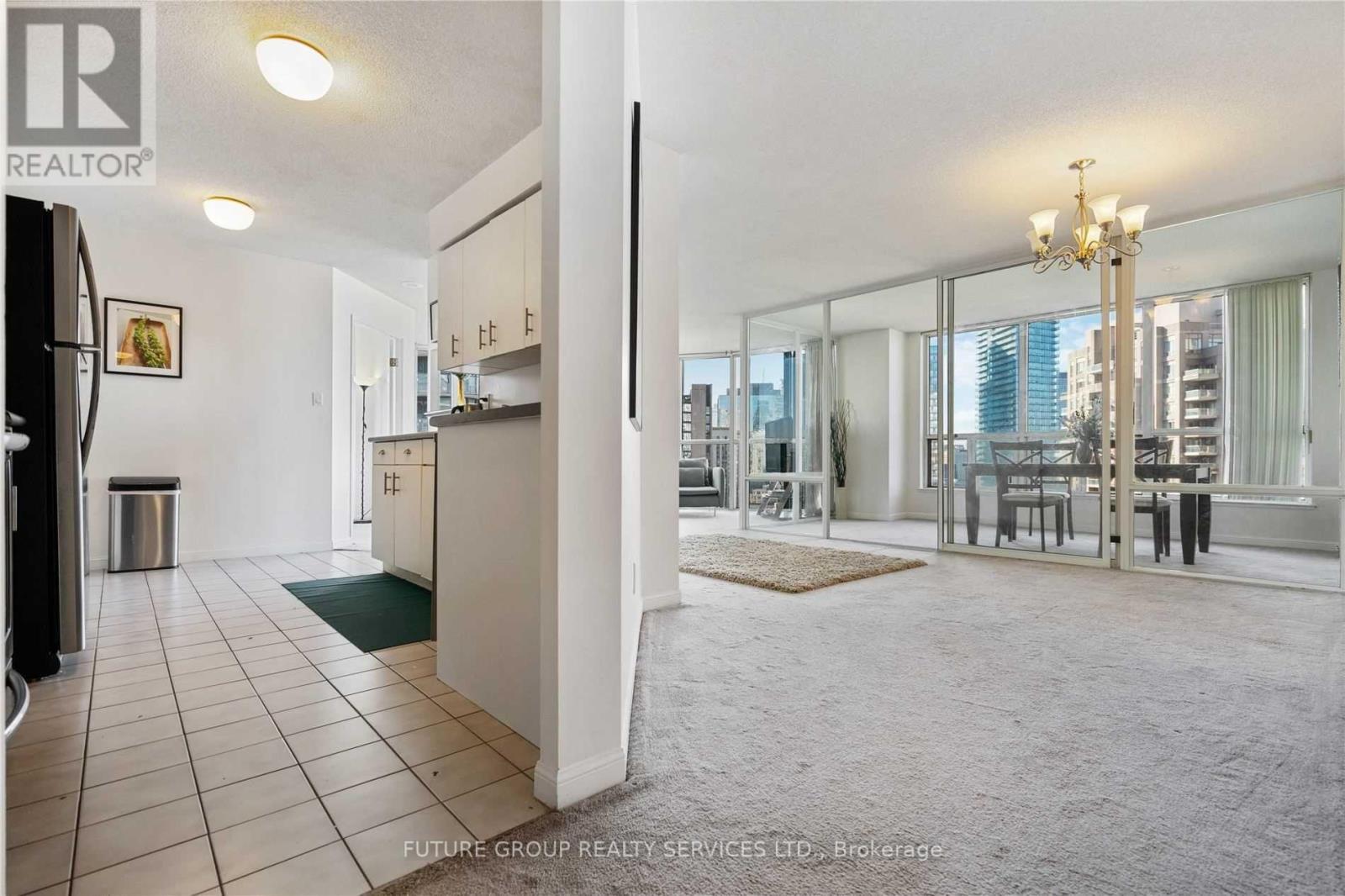2213- 24 Wellesley Street West, Toronto, ON photo 5