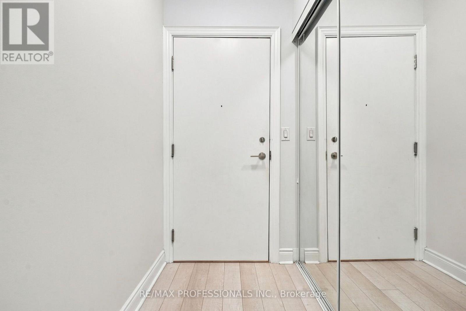 901- 16 Brookers Lane, Toronto, ON photo 4