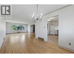 8252 7 Street Sw, Calgary, AB T2V1G6 Photo 11