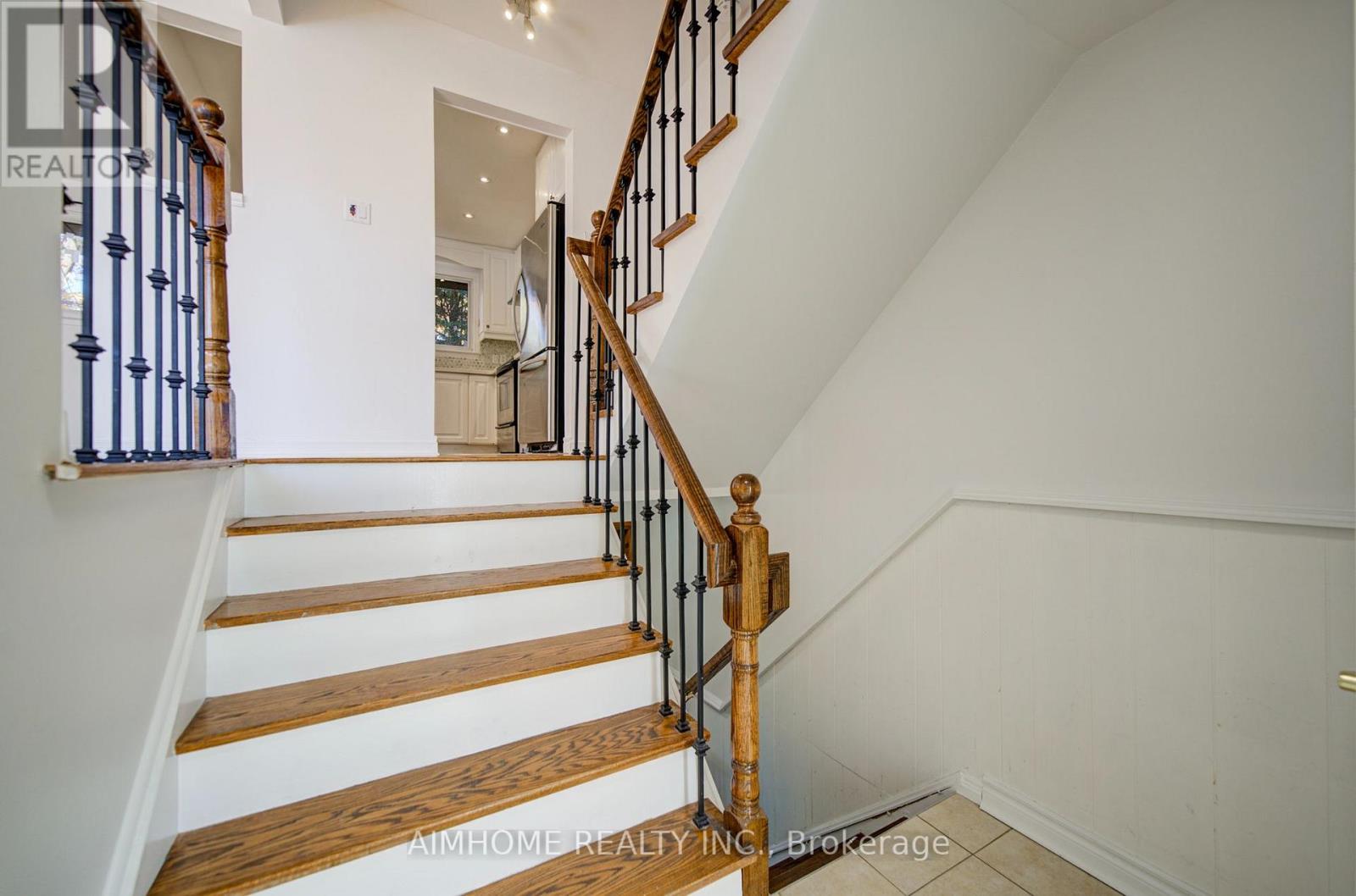 34 Stately Way, Markham, ON photo 3