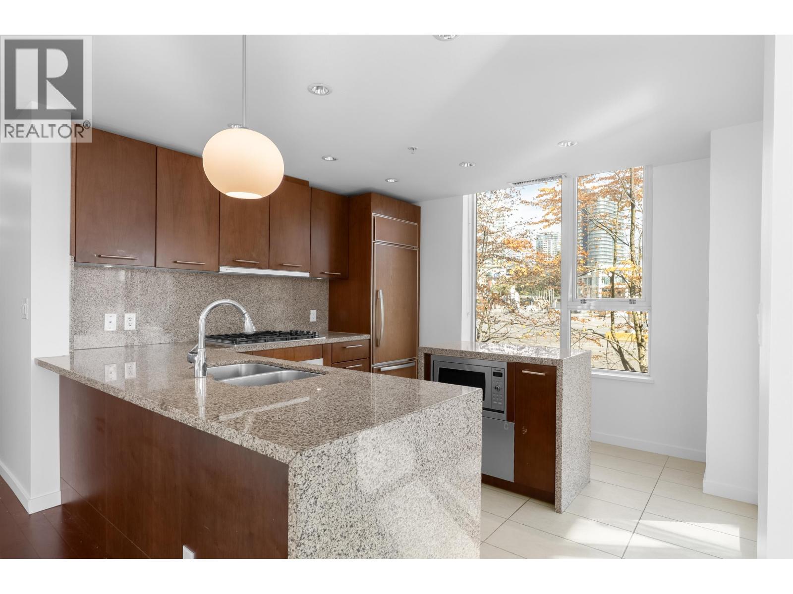 200 9 SMITHE MEWS, Vancouver - Image 1