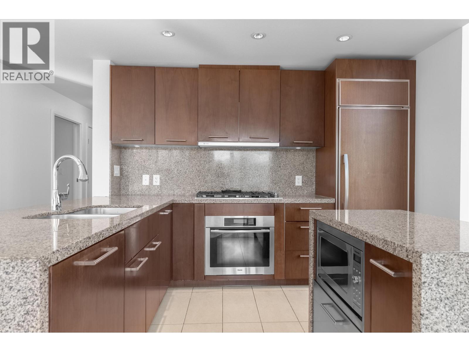 200 9 SMITHE MEWS, Vancouver - Image 1