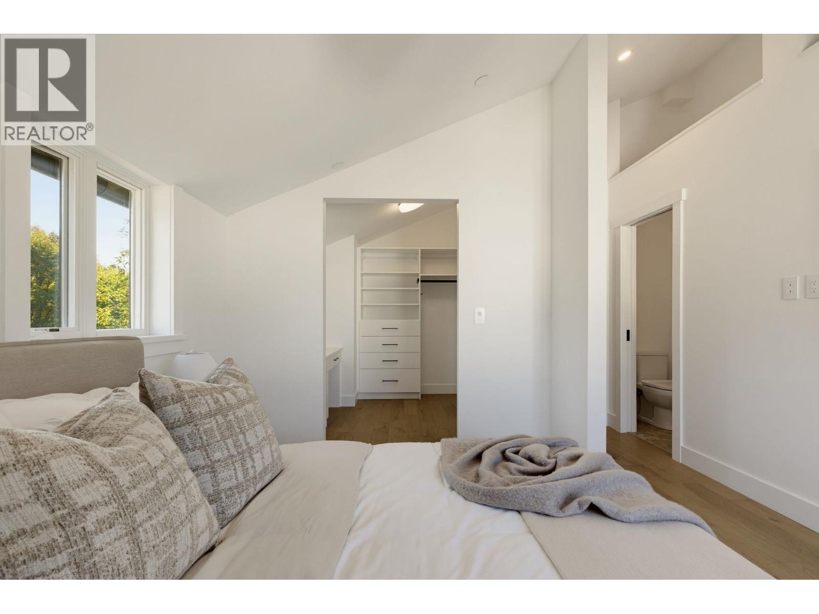 Photo of 1 326 W 14TH STREET 18