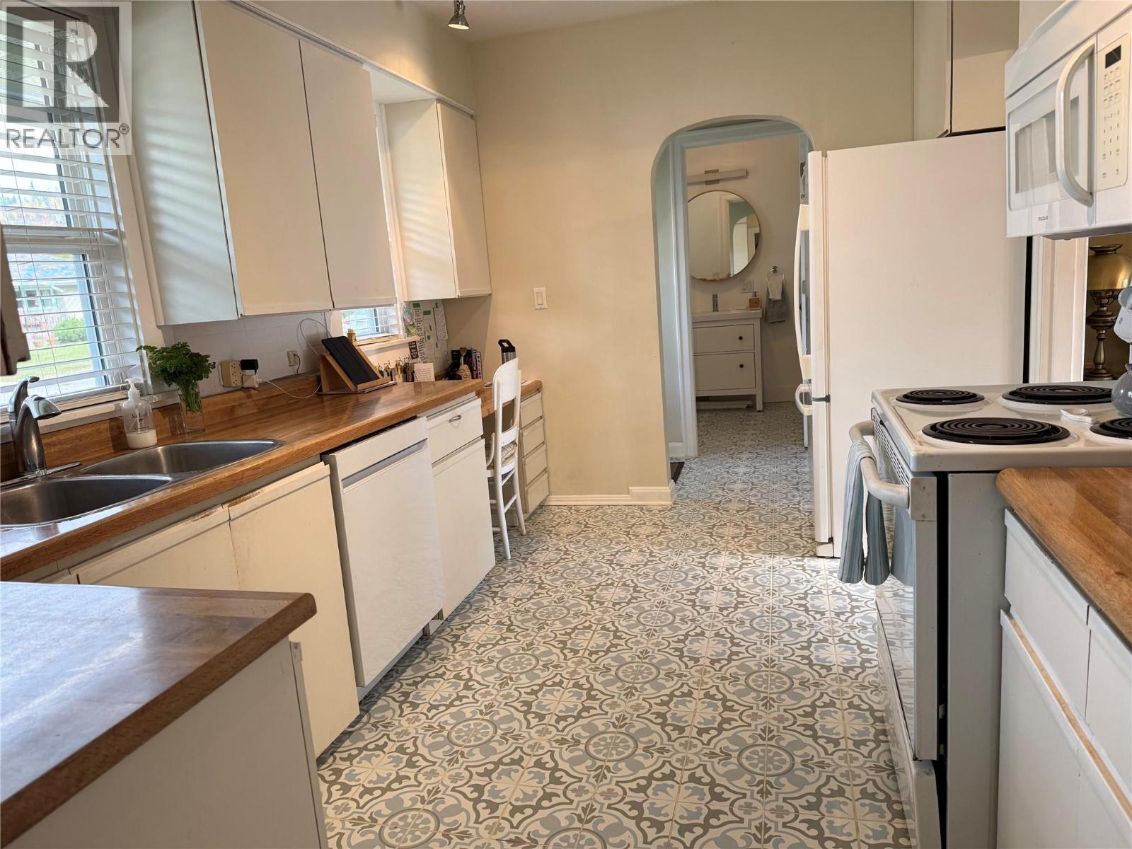 204 DIANA Crescent, Trail - Image 1