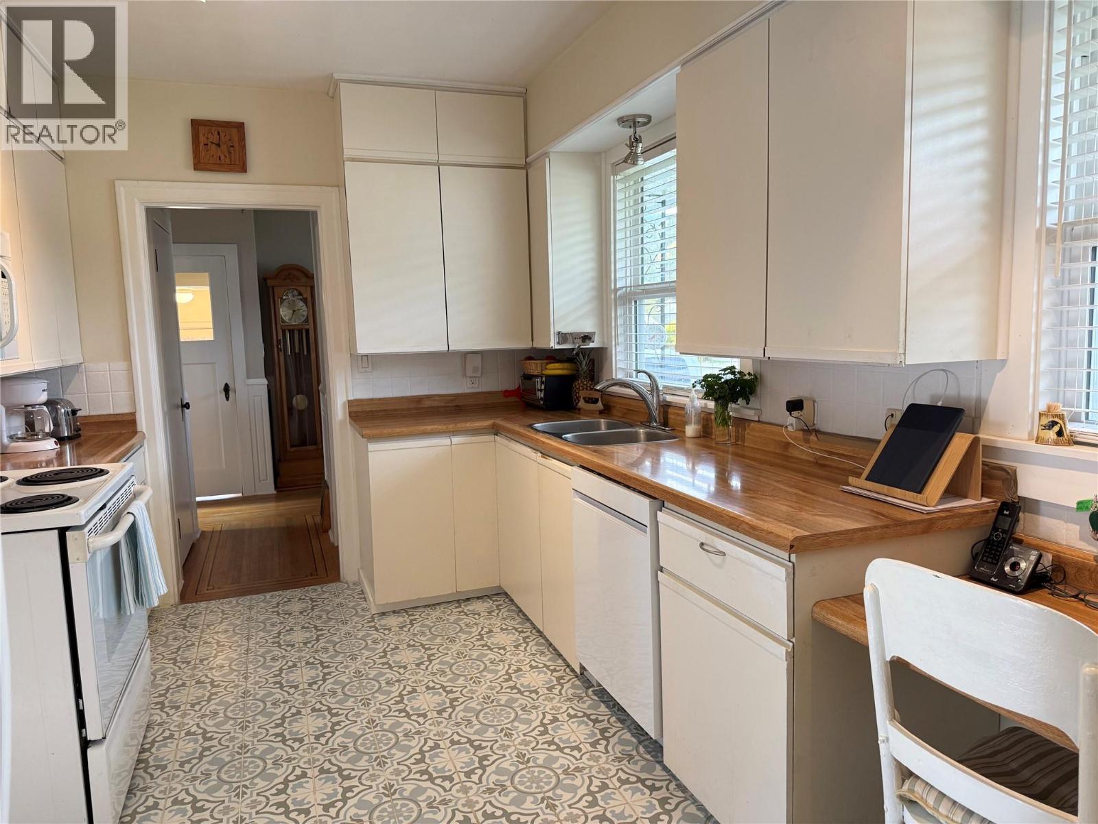204 DIANA Crescent, Trail - Image 1