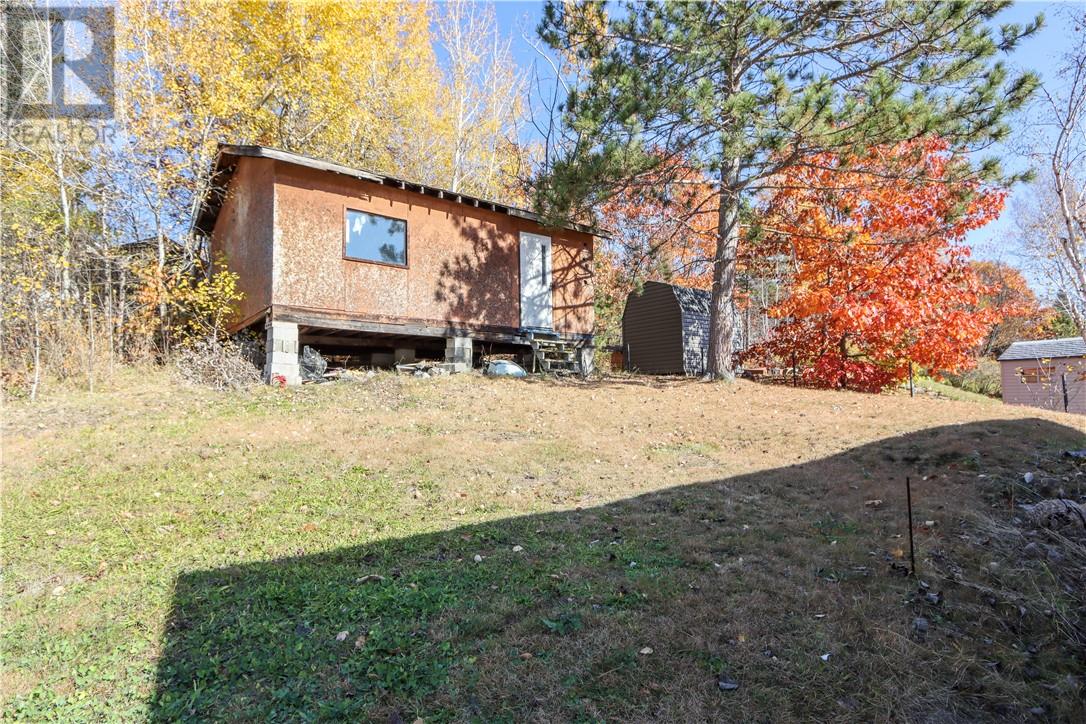 1144 Lonsdale - 27