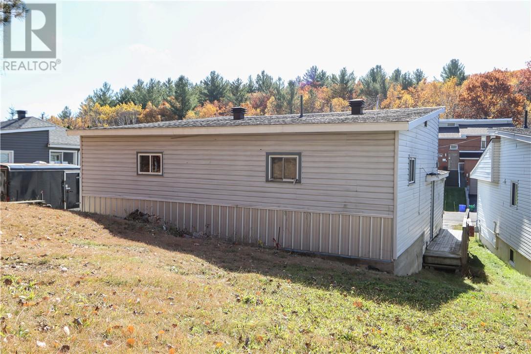 1144 Lonsdale - 29