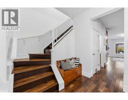 4pc Bathroom - 2422 3 Avenue Nw, Calgary, AB T2N0L1 Photo 6