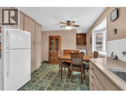 Kitchen - 114 Ayres Crescent, Penticton, BC V2A6R4 Photo 8