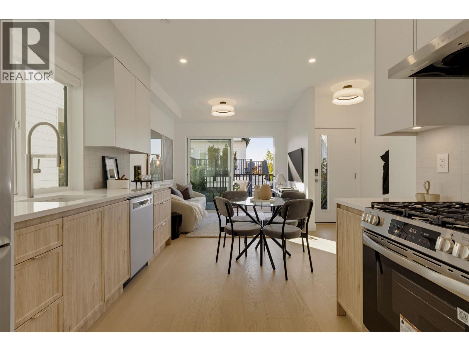 2 328 W 14TH STREET, North Vancouver - Image 1