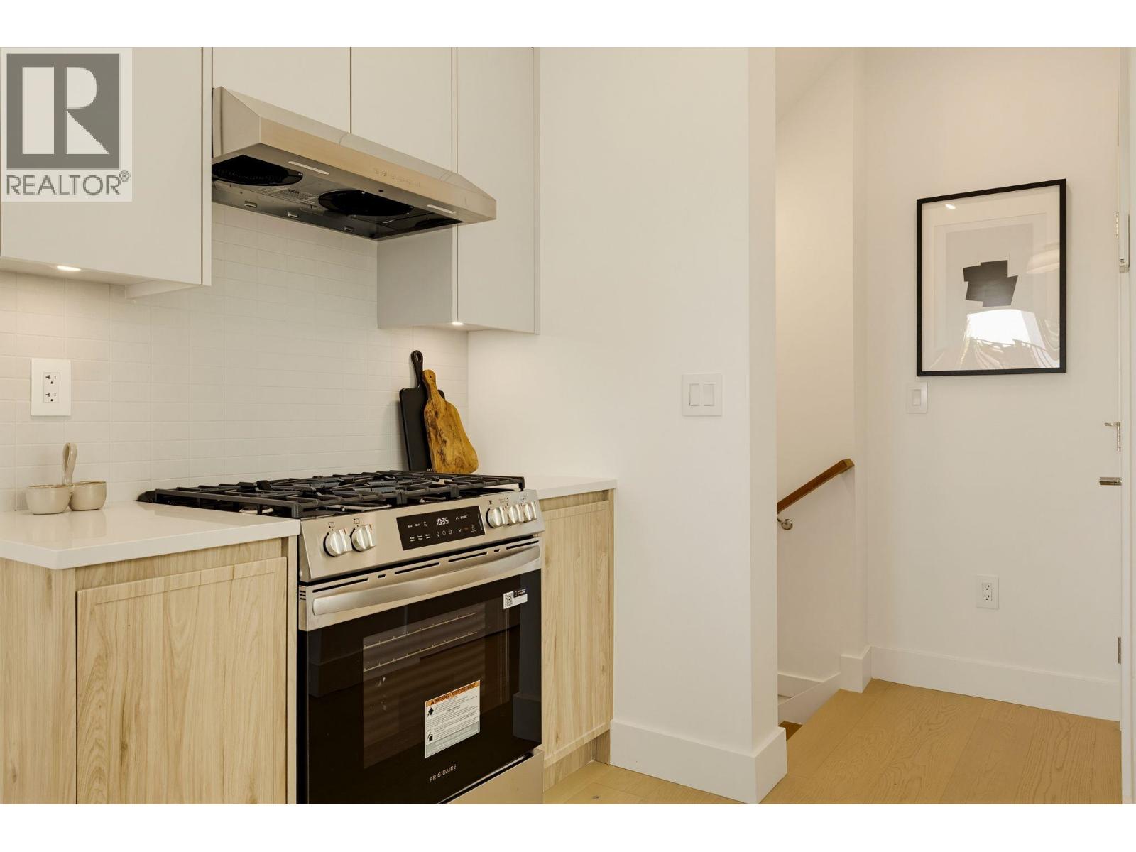 2 328 W 14TH STREET, North Vancouver - Image 1