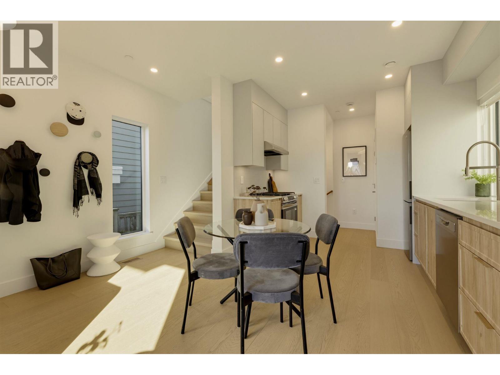 2 328 W 14TH STREET, North Vancouver - Image 1