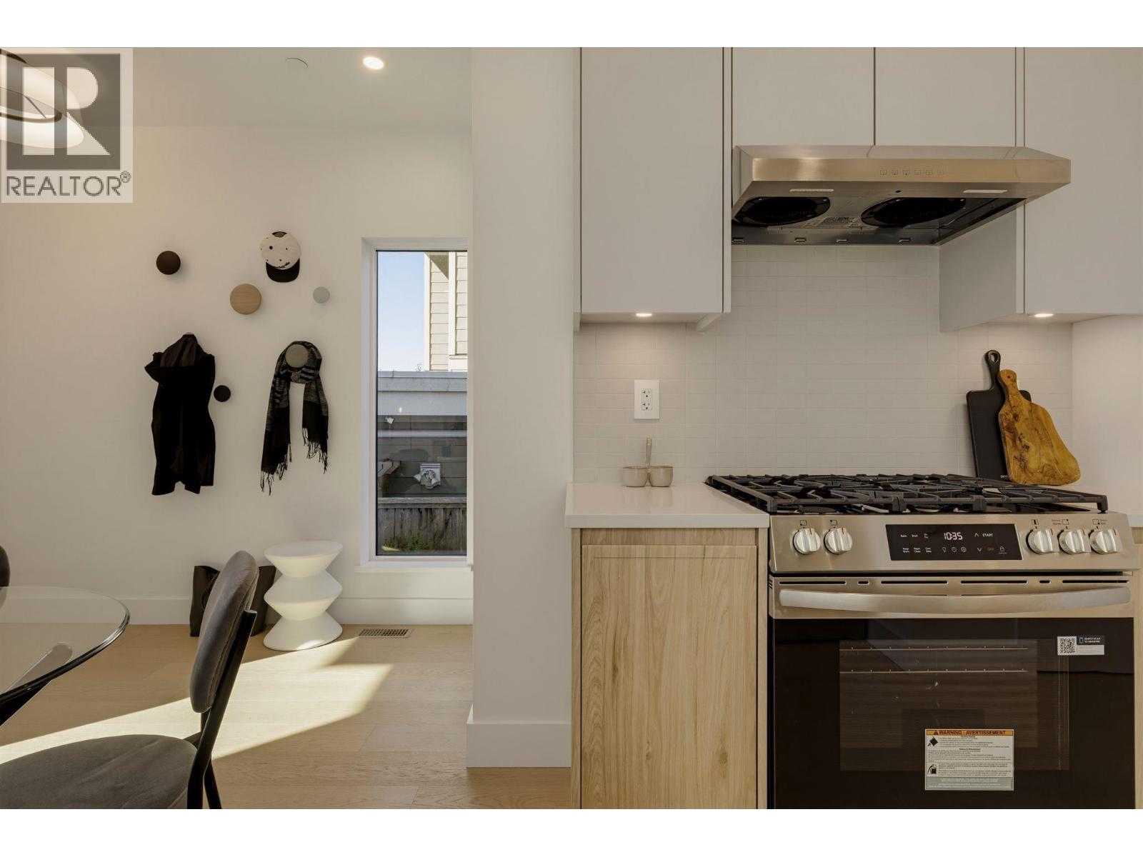 2 328 W 14TH STREET, North Vancouver - Image 1