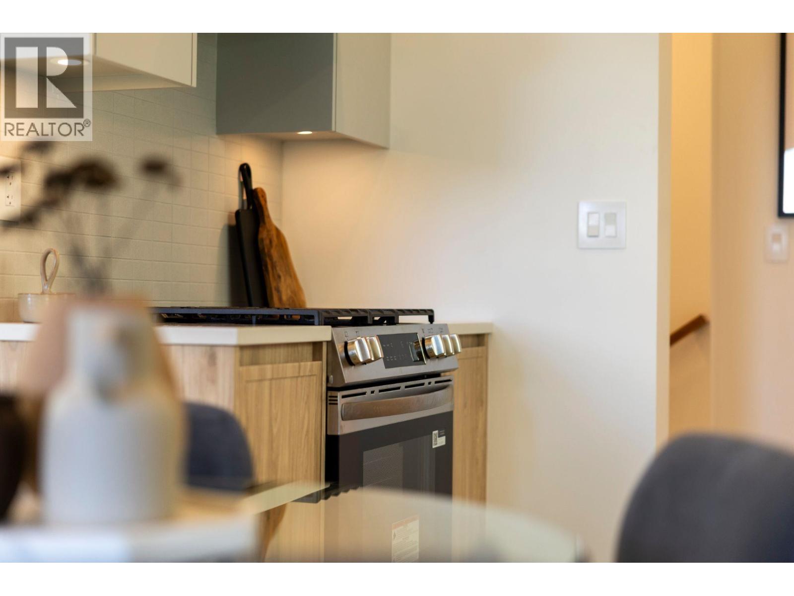 2 328 W 14TH STREET, North Vancouver - Image 1