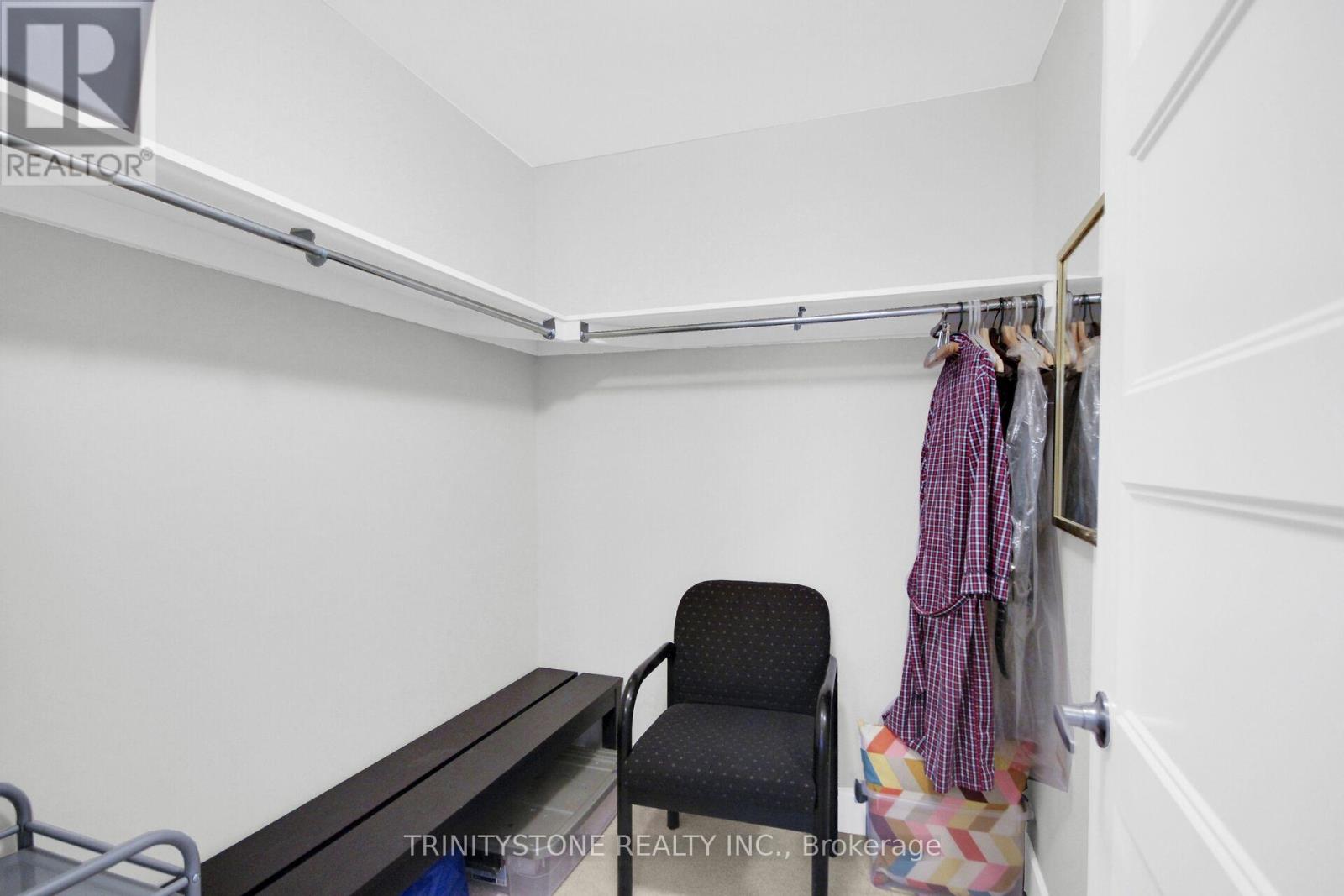 walk in closet-bedroom