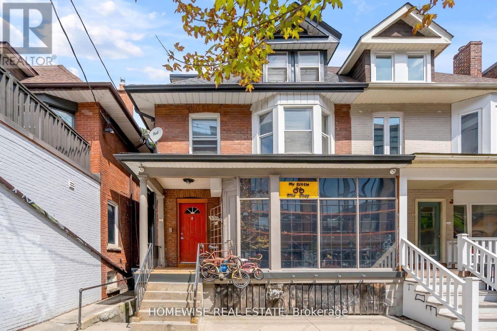 Photo of 882 College Street