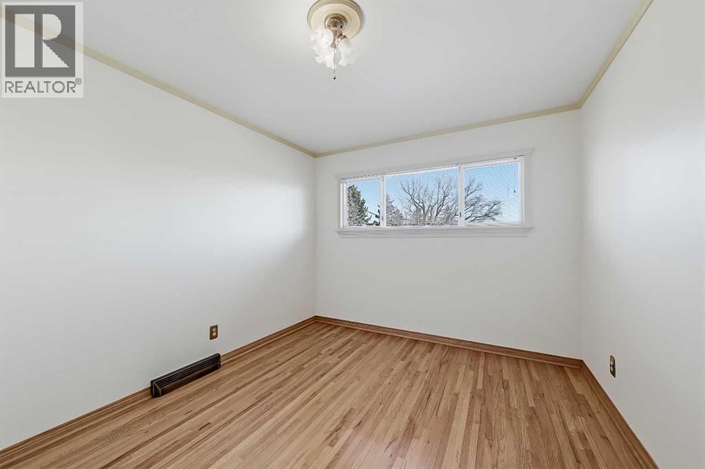 8252 7 Street SW, Calgary — photo 24